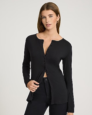 Crew Neck Long Sleeve Cutaway Hem Button Front Tee | Express