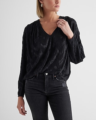 Skimming Textured V-Neck Long Sleeve Pleated Shoulder Top