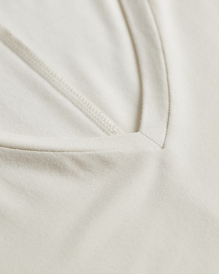Relaxed V-Neck Three Quarter Sleeve London Tee
