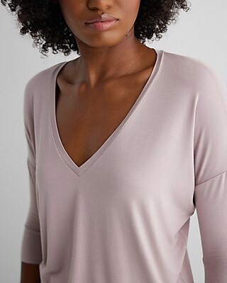 Relaxed V-Neck Three Quarter Sleeve London Tee