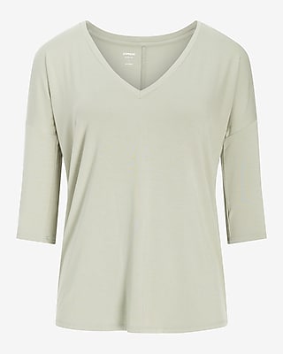 Relaxed V-Neck Three Quarter Sleeve London Tee