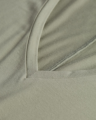 Relaxed V-Neck Three Quarter Sleeve London Tee
