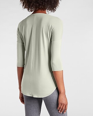 Relaxed V-Neck Three Quarter Sleeve London Tee