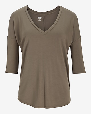 Relaxed V-Neck Three Quarter Sleeve London Tee