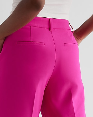 These Hot Pink pants from Express stole the show! In love 💕 . . #outf