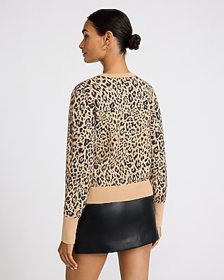 Skimming Leopard Crew Neck Sweater Airy Soft